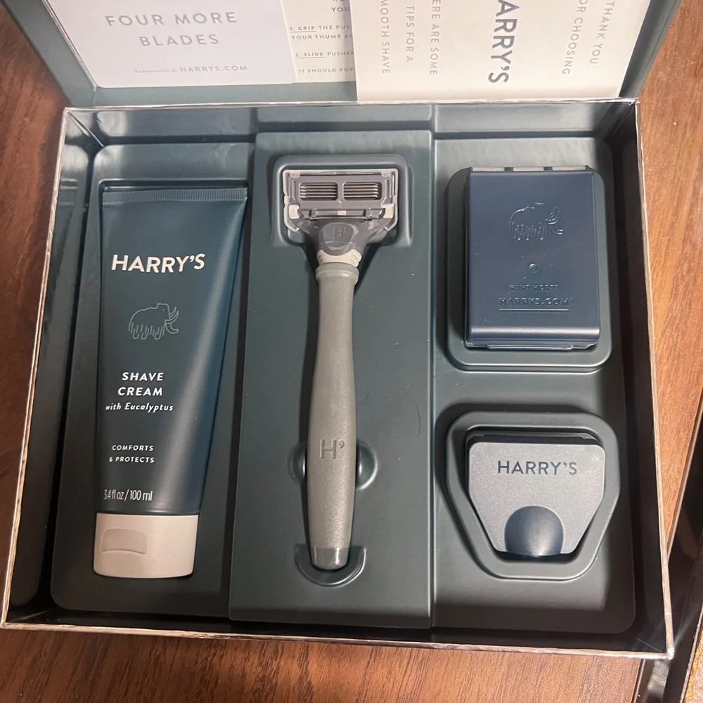 Harry's Men’s Razor Set Gift Box - Picture 2 of 5